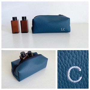 gepersonaliseerde beautycase voor heren met geborduurde initialen, beautycase met naam, aanpasbare make-uptas in blauw en grijs veganistisch leer