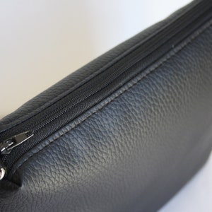Sac à bandoulière pour femme en cuir végétalien noir, pochette zippée, sac de jour noir, sac à bandoulière imperméable en similicuir, sac à main décontracté image 7