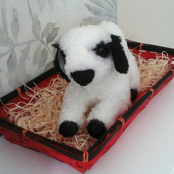 Bel agneau Jacob blanc et noir dans son panier peluche