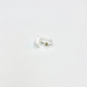 Può includere: Supporto d'angolo in plastica bianca con una vite. Il supporto è progettato per essere fissato a una parete o ad un'altra superficie.