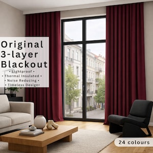 Può includere: Tende oscuranti bordeaux, presentate come "Original 3-layer Blackout", incorniciano una finestra. Sono a prova di luce, termoisolanti, riducono il rumore e hanno un design senza tempo. La stanza comprende anche un divano, un tavolino e una poltrona nera.
