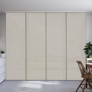Puede incluir: Un conjunto de tres paneles deslizantes blancos, cada uno con una textura sutil, está instalado en una cocina moderna. Los paneles están cerrados, creando una pared sin juntas.
