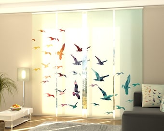 Könnte beinhalten: Weiße, durchsichtige Vorhänge mit einem bunten Vogelmotiv. Die Vögel fliegen in verschiedene Richtungen und sind aus einem durchscheinenden Material gefertigt. Die Vorhänge sind an einem Fenster in einem Wohnzimmer aufgehängt.