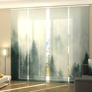 Può includere: Un set di tende per finestre bianche e grigie con una scena di foresta nebbiosa stampata su di esse. Le tende sono tirate e la scena mostra una foresta con alberi alti e nebbia.