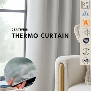 Könnte beinhalten: Hellgrauer Thermovorhang mit dem Text "CERTIFIED THERMO CURTAIN" in fetten schwarzen Buchstaben. Der Vorhang besteht aus einem strukturierten Stoff und hängt vor einem Fenster. Das Bild zeigt auch eine Nahaufnahme des Stoffes.