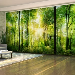 Puede incluir: Una escena de bosque verde con rayos de sol que brillan a través de los árboles. La imagen está impresa en un panel de cortina.