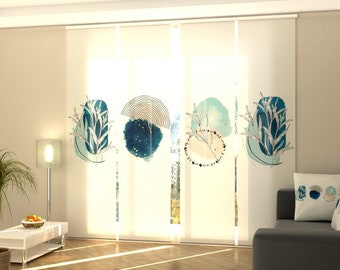 Könnte beinhalten: Weiße, durchsichtige Vorhänge mit einem abstrakten Design in Blau und Grün, das Blätter und Kreise zeigt. Die Vorhänge sind an einem Fenster in einem Wohnzimmer aufgehängt.
