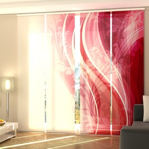 Puede incluir: Persianas de ventana con estampado rojo y blanco con un diseño floral. Las persianas están hechas de una tela transparente y están colgadas en una sala de estar.
