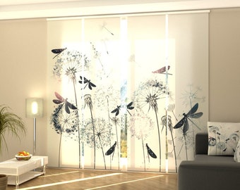 Könnte beinhalten: Weiße, durchsichtige Fenstergardinen mit einem bedruckten Design aus schwarzen Libellen und Löwenzahnsamen.