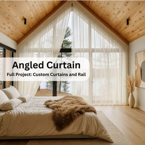 Puede incluir: Un dormitorio con una gran ventana con cortinas angulares transparentes. El texto de la imagen dice "Angled Curtain" y "Full Project: Custom Curtains and Rail". La habitación tiene una cama con un edredón beige, almohadas y una piel de oveja marrón.