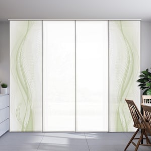 Pode incluir: Cortinas de janela de quatro painéis com um design suave e abstrato. Os painéis apresentam um fundo branco com padrões de ondas verdes claras e brancas fluidas e detalhes pontilhados. Instalado em uma cozinha.
