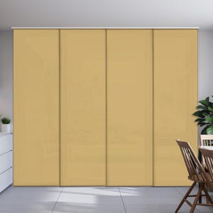 Può includere: Quattro pannelli scorrevoli di un divisorio per ambienti in tessuto beige chiaro. I pannelli sono chiusi e il tessuto è liscio.