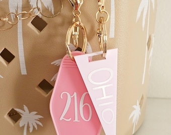 Llavero de motel con código de área personalizado: un adorno retro para bolso de recuerdo de viaje.