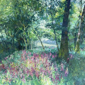 K&ouml;nnte beinhalten: Ein Gem&auml;lde, das eine Waldszene mit hohen B&auml;umen und einem Feld mit violetten Wildblumen im Vordergrund zeigt. Die B&auml;ume sind gr&uuml;n und das Licht f&auml;llt durch die Bl&auml;tter.