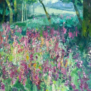 K&ouml;nnte beinhalten: Ein Gem&auml;lde, das eine Waldszene mit einem Feld voller lila Blumen im Vordergrund zeigt. Die B&auml;ume sind in Gr&uuml;n- und Braunt&ouml;nen gemalt, und der Himmel ist hellblau.
