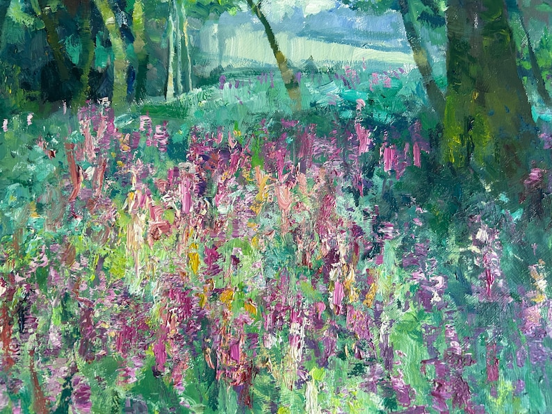K&ouml;nnte beinhalten: Ein Gem&auml;lde, das eine Waldszene mit einem Feld voller lila Blumen im Vordergrund zeigt. Die B&auml;ume sind in Gr&uuml;n- und Braunt&ouml;nen gemalt, und der Himmel ist hellblau.