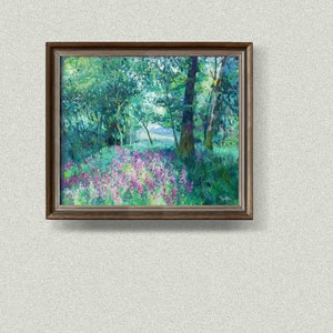 K&ouml;nnte beinhalten: Ein gerahmtes Gem&auml;lde, das eine Waldszene mit einem Weg zeigt, der durch die B&auml;ume f&uuml;hrt. Die B&auml;ume sind gr&uuml;n und der Weg ist mit violetten Wildblumen ges&auml;umt.