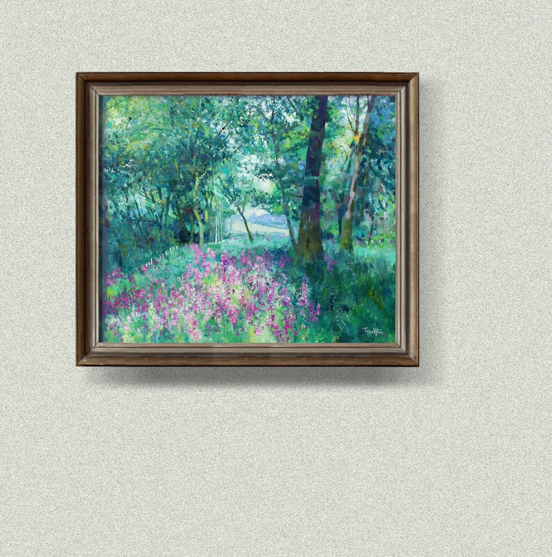 K&ouml;nnte beinhalten: Ein gerahmtes Gem&auml;lde, das eine Waldszene mit einem Weg zeigt, der durch die B&auml;ume f&uuml;hrt. Die B&auml;ume sind gr&uuml;n und der Weg ist mit violetten Wildblumen ges&auml;umt.