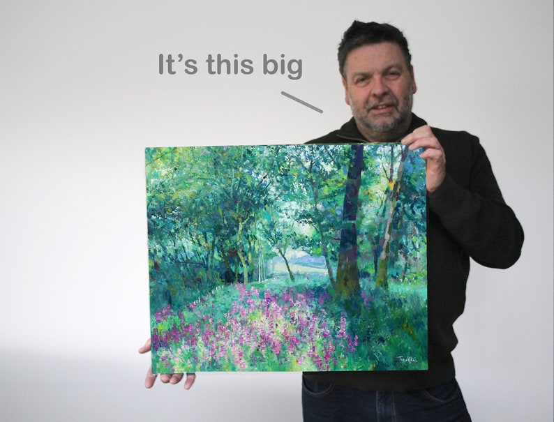 K&ouml;nnte beinhalten: Ein gro&szlig;es Gem&auml;lde, das eine Waldszene mit gr&uuml;nen B&auml;umen und einem Feld mit lila Blumen zeigt. Das Gem&auml;lde wird von einer Person gehalten, und der Text "It's this big" ist &uuml;ber dem Gem&auml;lde geschrieben.