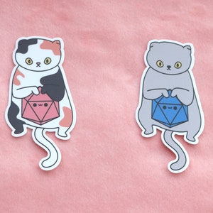 Naklejka winylowa odporna na warunki atmosferyczne Scottish Fold Cat D20 Dice Buddy | Prezent dla gracza TTRPG i Dungeon Mastera | Do samochodów, butelek na wodę i laptopów
