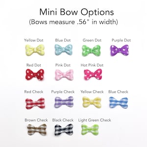 K&ouml;nnte beinhalten: Eine Sammlung von Mini-Schleifen mit der Aufschrift Mini Bow Options (Schleifen messen 1,42 cm in der Breite). Das Set enth&auml;lt verschiedene Farben und Muster: gelbe, blaue, gr&uuml;ne, violette, rote, rosa und pinke Punkte sowie rote, violette, gelbe, blaue, braune, schwarze und hellgr&uuml;ne Karos.