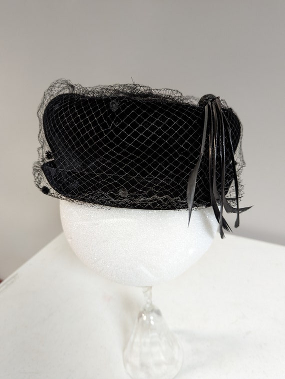 Vintage Women's Black Velvet Ostrich Feather Hat - image 1