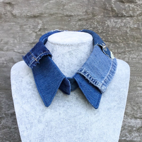 Handgemaakte grunge kraag van hergebruikte jeans; statement ketting ; herbestemd materiaal ; denim forever