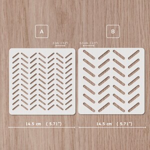 Könnte beinhalten: Zwei weiße quadratische Schablonen mit unterschiedlichen Chevron-Mustern. Die Schablone links hat ein kleineres Chevron-Muster und die Schablone rechts ein größeres Chevron-Muster. Beide Schablonen messen 14,5 cm x 14,5 cm.