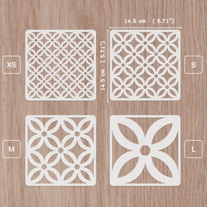 Może przedstawiać: Cztery białe dekoracyjne panele ścienne z różnymi wzorami geometrycznymi. Panele mają 14,5 cm kwadratowe i są oznaczone jako XS, S, M i L.