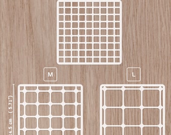Può includere: Tre stencil a griglia bianca di diverse dimensioni, etichettati 'S', 'M' e 'L'. Lo stencil 'M' misura 37 cm di larghezza e 14,5 cm di altezza.