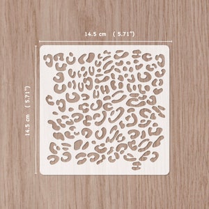 Op de afbeelding: Een vierkante, gebroken witte sjabloon met een luipaardprintpatroon. De sjabloon meet 14,5 cm (5,71 inch) aan elke kant. De luipaardvlekken zijn in verschillende maten en vormen uit het sjabloonmateriaal gesneden.