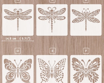 Peut inclure: Six pochoirs en plastique blanc avec différents motifs de libellules et de papillons. Les pochoirs mesurent 14,5 cm de large et sont disposés en deux rangées de trois. Les pochoirs sont étiquetés de A à F.