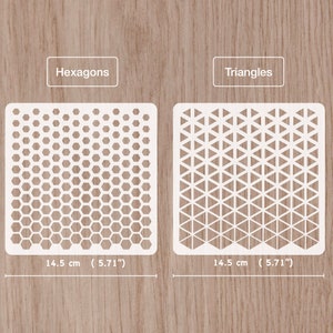 Pode incluir: Dois stencils de plástico branco, um com um padrão hexagonal e o outro com um padrão triangular. Ambos os stencils medem 14,5 cm de largura e 14,5 cm de altura.