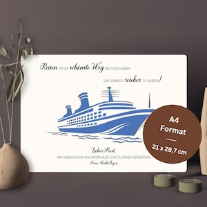 Puede incluir: Un cartel rectangular blanco con una ilustraci&oacute;n de un crucero azul y el texto en alem&aacute;n: Reisen ist der sch&ouml;nste Weg Geld auszugeben und dennoch reicher zu werden! Lieber Host, wir w&uuml;nschen dir von Herzen alles Gute zu deinem Geburtstag! Deine Skatkollegen. Un c&iacute;rculo marr&oacute;n indica el formato A4 21 x 29,7 cm.