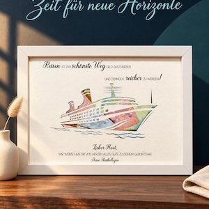 Puede incluir: Un marco blanco que contiene una ilustraci&oacute;n de un crucero estilizado con patrones geom&eacute;tricos coloridos. El texto dice: Reisen ist der sch&ouml;nste Weg Geld auszugeben und dennoch reicher zu werden! Lieber Host, wir w&uuml;nschen dir von Herzen alles Gute zu deinem Geburtstag! Deine Skatkollegen.