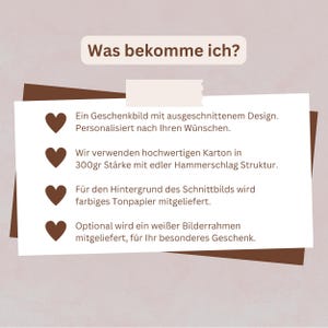 Puede incluir: Una tarjeta informativa blanca con texto marr&oacute;n e iconos de coraz&oacute;n, titulada Was bekomme ich?. Enumera cuatro puntos sobre una imagen de regalo recortada, cartulina martillada de 300g, papel de color y un marco de fotos blanco opcional.