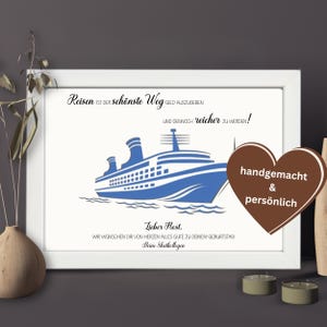 Puede incluir: Un marco blanco con una impresi&oacute;n que muestra la ilustraci&oacute;n de un crucero azul sobre un fondo blanco. El texto dice: Reisen ist der sch&ouml;nste Weg Geld auszugeben und dennoch reicher zu werden! Lieber Host, wir w&uuml;nschen dir von Herzen alles Gute zu deinem Geburtstag! Deine Skatkollegen.