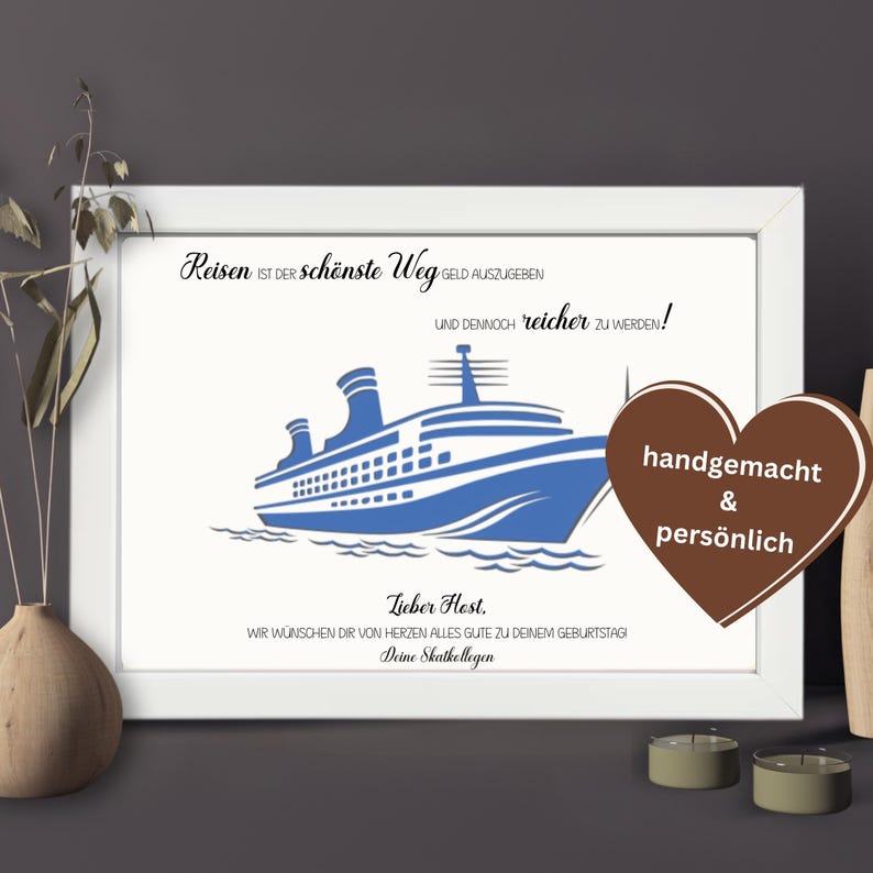 Puede incluir: Un marco blanco con una impresi&oacute;n que muestra la ilustraci&oacute;n de un crucero azul sobre un fondo blanco. El texto dice: Reisen ist der sch&ouml;nste Weg Geld auszugeben und dennoch reicher zu werden! Lieber Host, wir w&uuml;nschen dir von Herzen alles Gute zu deinem Geburtstag! Deine Skatkollegen.