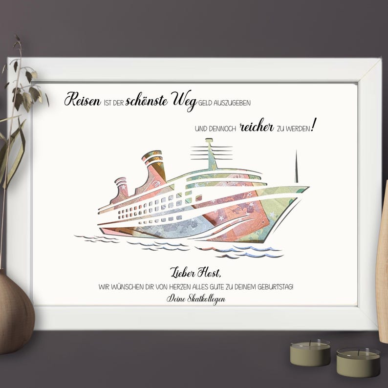 Puede incluir: Una impresi&oacute;n enmarcada en blanco que presenta un gr&aacute;fico de un crucero estilizado relleno con patrones de billetes coloridos. El texto dice: Reisen ist der sch&ouml;nste Weg Geld auszugeben und dennoch reicher zu werden! Lieber Host, wir w&uuml;nschen dir von Herzen alles Gute zu deinem Geburtstag! Deine Skatkollegen.