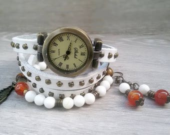 Armbanduhr aus weißem Leder mit Achatperlen im Boho-Stil