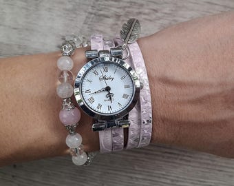 Reloj de pulsera bohemio con correa de cuero rosa y cuentas de cuarzo rosa.