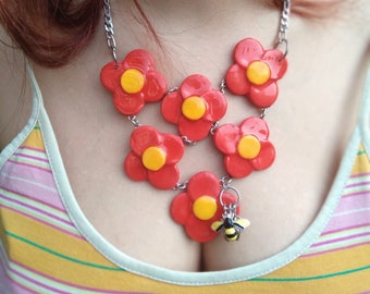 Collier fait main. Argile polymère. Fattodaterri : "Jouer avec la nature, fleurs avec intrus" de la série Welcome Spring.