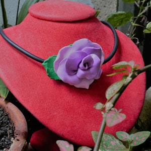 Ketting met ronde hals: Solitaire roos in lila