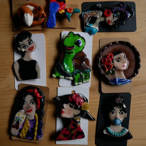 Pin dolls, pâte polymère, pâte polymère, broches, années 50, audrey hepburn, amy winehouse, fimo, résine, coloré