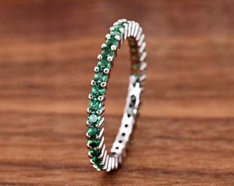 Anillo de eternidad completa en plata de ley 925 maciza, con circonita cúbica verde esmeralda de 2 mm de grosor engastada en garra compartida. Tallas 5-12.