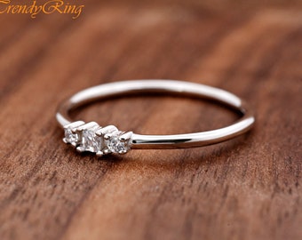 Anillo de plata esterlina con circonitas cúbicas redondas y cuadradas, delicado y delicado. Regalo de aniversario para ella. Anillo de plata con circonitas cúbicas para mujer.