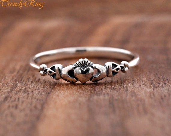 Tiny claddagh ring sale