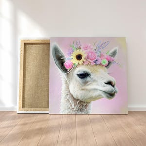 Puede incluir: Una llama blanca con un fondo rosa que lleva una corona de flores con flores rosas, amarillas y moradas.