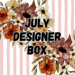 Puede incluir: Un diseño gráfico con el texto JULY DESIGNER BOX en letras negras en negrita. El fondo consiste en rayas verticales de color rosa claro y blanco, superpuestas con un arreglo floral estilo acuarela en tonos naranja, crema y ciruela.