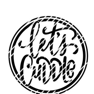 Könnte beinhalten: Schwarzweißgrafik mit dem Text "Let's Cuddle" in einem Kreis mit einem gestreiften Muster.
